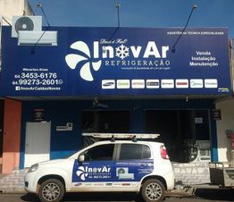 Fachada da empresa InovAr Refrigeração com carro de serviço estacionado em frente.