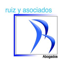 Logo de "Ruiz y Asociados Abogados" con diseño abstracto en azul y gris.
