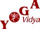 Roter Schriftzug "Yoga Vidya" mit einem Hindu-Logo zwischen dem "O" und "G".