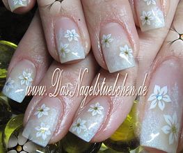 Modellage mit Perlmutt-Weiß und Blümchen