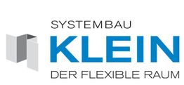 Logo von Systembau Klein mit grauem 3D-Design und Schriftzug "Der flexible Raum".