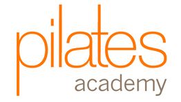 Logo mit der Aufschrift "Pilates Academy" in Orange und Grau.