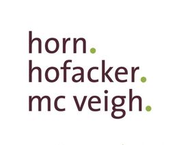 Textlogo mit den Namen: horn, hofacker, mc veigh in Braun; grüne Punkte dahinter.