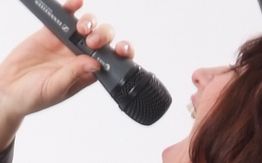 Person singt leidenschaftlich in ein Mikrofon.
