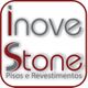 Logotipo da Inove Stone com as palavras "Pisos e Revestimentos" em fundo branco.