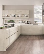 Cucina moderna con mobili bianchi, piano a isola e vista panoramica sulla città.