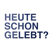 Text: "HEUTE SCHON GELEBT?" in blauer Schrift auf weißem Hintergrund.