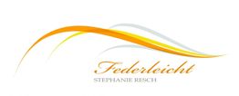 Logo mit schwungvollen Linien und dem Text "Federleicht Stephanie Resch" in Orange und Grau.