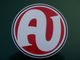 Ein rundes Logo mit den roten Buchstaben "A" und "U" auf weißem Hintergrund.