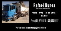 Caminhão azul descarregando areia; contato de Rafael Nunes para transporte de materiais de construção.