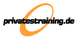 Logo mit Text "privatestraining.de" vor einem orangefarbenen, schrägen Ring.
