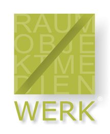 Grünes Quadrat mit diagonaler Linie und Text: Raum, Objekt, Medien, Werk.