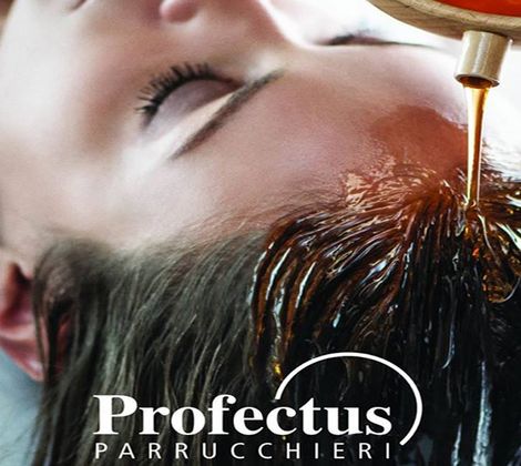 Donna riceve un trattamento per capelli con olio presso Profectus Parrucchieri.