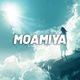 Silhouet van persoon op een rots voor een stralende lucht met de tekst "MOAMIYA".