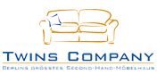 Strichzeichnung eines Sofas mit Text: "Twins Company, Berlins größtes Second-Hand-Möbelhaus".