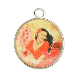 Pingente redondo com imagem artística de mulher em vestido vermelho e leque, estilo vintage.