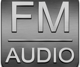 FM AUDIO-Logo auf gebürstetem Metallhintergrund.