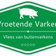 Groen logo met een illustratie van een varken en de tekst "Wroetende Varkens, Vlees van buitenvarkens".