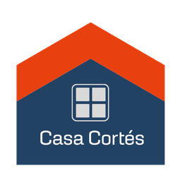 Logotipo de Casa Cortés: casa estilizada con techo rojo y ventana en fondo azul.