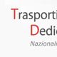 Camion su frecce rosse con testo: "Trasporti Dedicati Urgenti Nazionali & Europei".