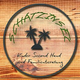 Logo mit Palmen, Text „Schatzinsel“, „Kinder Second Hand und Familienberatung“ auf Holzoptik.