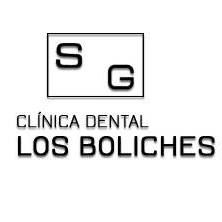 Logotipo de la Clínica Dental Los Boliches con las iniciales SG en un cuadro superior.