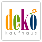 Buntes Logo mit "deko" und "kaufhaus", das "o" hat eine Blume, das "k" ein Blattmotiv.