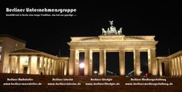 Brandenburger Tor bei Nacht, beleuchtet, mit Text über Berliner Unternehmensgruppe und Weblinks.