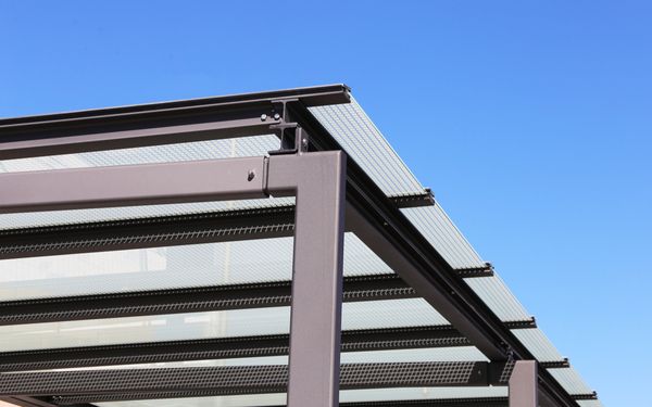 Carport aus Metall mit durchsichtigem Dach