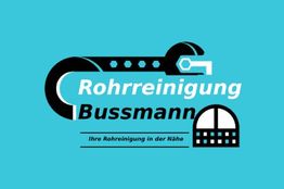 Logo mit Rohrschlüssel und Text: "Rohrreinigung Bussmann - Ihre Rohrreinigung in der Nähe".