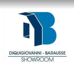 Logo Diquigiovanni-Barausse Showroom, con un design astratto blu e bianco.