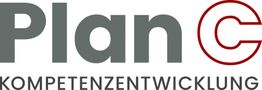 Graues Logo mit Text "Plan C" und "KOMPETENZENTWICKLUNG" in rotem Kreis.