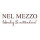 Nel Mezzo Logo, Text: "Nel Mezzo, lebendig & mittendrin!" in brauner Schrift auf weißem Hintergrund.