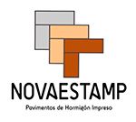 Logo de Novaestamp con figuras geométricas superpuestas y texto "Pavimentos de Hormigón Impreso".
