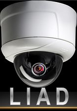 Cámara de seguridad blanca con lente visible y la palabra "LIAD" en la parte inferior.