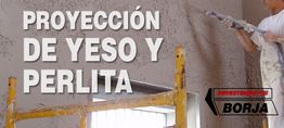 Hombre aplicando yeso en una pared; texto: "PROYECCIÓN DE YESO Y PERLITA. REVESTIMIENTOS BORJA".