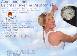 Lächelnde Frau zeigt auf eine Waage; Werbung für Diätseminar "Leichter leben in Deutschland".