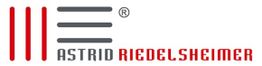 Logo mit Streifen und Text: "Astrid Riedelsheimer" in schwarzer und roter Schrift.
