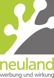 Grünes und graues Logo mit Text "neuland werbung und wirkung" und abstrakter weißer Form.