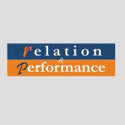 Logo avec texte "Relation & Performance" sur fond bleu et orange.