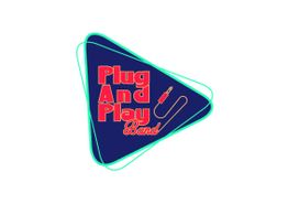 Dreieckiges Logo mit Text: "Plug And Play Band" und einem gezeichneten Audiokabel.