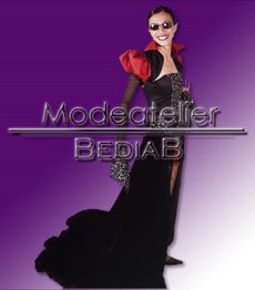 Modell in schwarzem Kleid mit rotem Kragen vor lila Hintergrund, Text: Modeatelier BEDIAB.