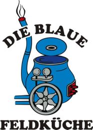 Illustration einer blauen Feldküche mit Rohr, Rauch und Schriftzug "Die blaue Feldküche".