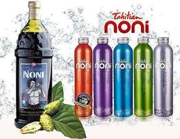 Flaschen mit "Tahitian Noni"-Saft, verschiedene Farben und eine große schwarze Flasche mit Blättern.