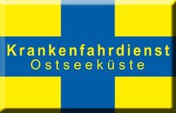 Gelbes Kreuz auf blauem Grund mit Schrift: "Krankenfahrdienst Ostseeküste".