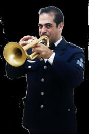 Homem em uniforme azul tocando trompete dourado, fundo preto.