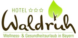 Logo des Hotel Waldruh, Wellness- und Gesundheitsurlaub in Bayern, mit grünem Blattmotiv.