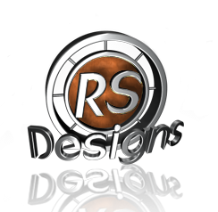 Logo mit den Buchstaben "RS" und dem Wort "Designs", spiegelnd auf schwarzem Hintergrund.