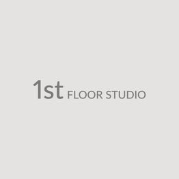 Text auf grauem Hintergrund: "1st FLOOR STUDIO".