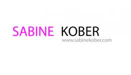 Textlogo mit "SABINE KOBER" in Schwarz und Pink, darunter die Website "www.sabinekober.com".